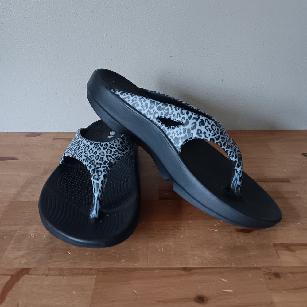 HUHV Flip Flop Animal Print Gray Recovery Comfort WM's 10 *run small closer to 9